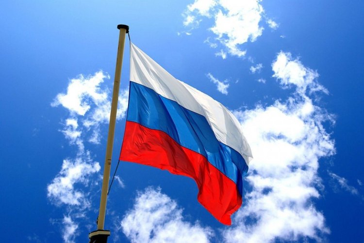 На зданиях всех учебных заведений разместят флаги России