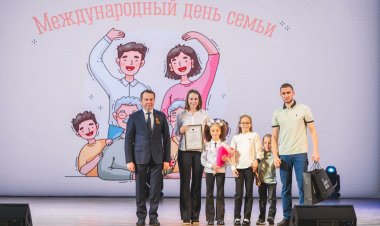 Ковдорская многодетная семья награждена Памятным адресом губернатора Мурманской области