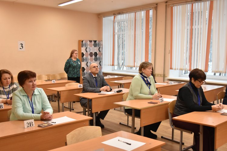 Глава Ковдорского округа написал пробный ЕГЭ вместе с сыном-выпускником
