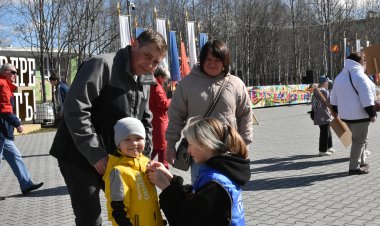 100 шаров с именами героев взлетели в небо Ковдора в День Победы