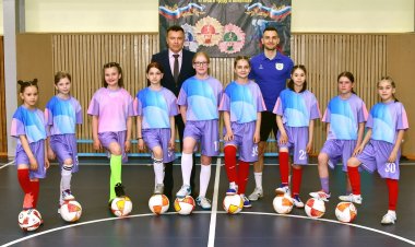 Юные футболистки Ковдора получили именную форму